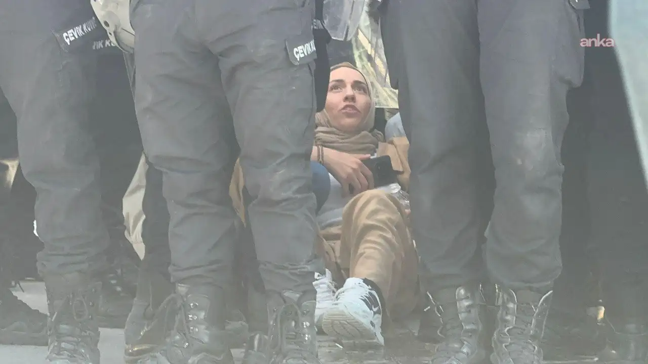 Van Yüzüncü Yıl Üniversitesi’nde 15 yaşındaki çocuğun ölümünü protesto eden öğrencilere polis müdahalesi