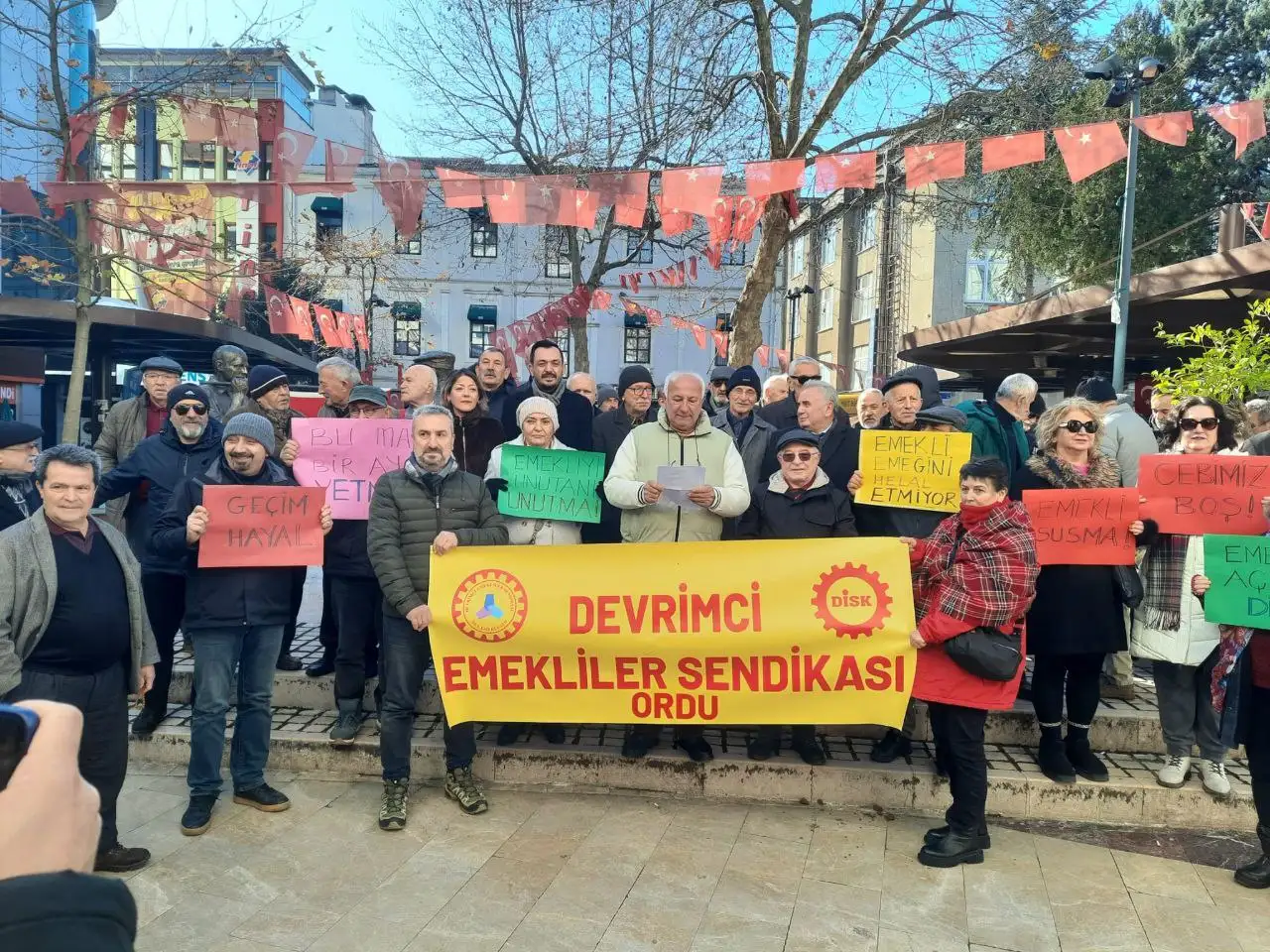 DİSK-Dev Emekli Sen Ordu: Sefalete şükretmeyeceğiz