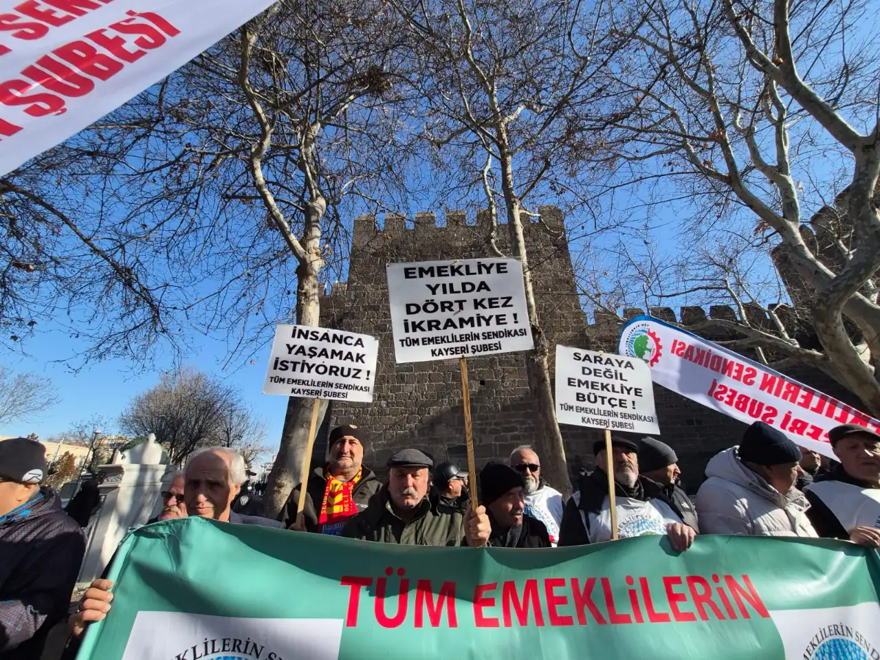 Tüm Emeklilerin Sendikası Kayseri Şubesi’den emekli maaşa zam protestosu