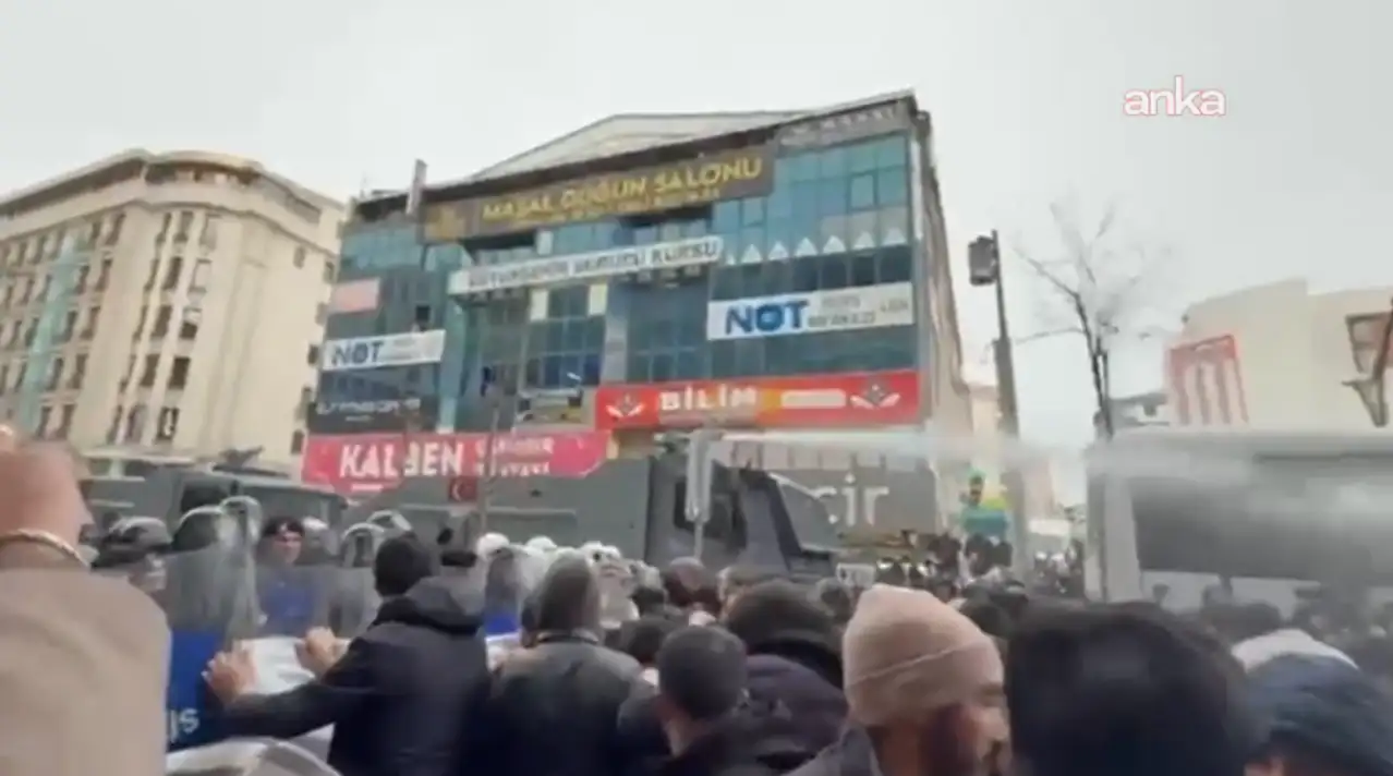 Van'da Rojava yürüyüşüne polis müdahalesi: Belediye eş başkanları, il başkanı ve baro başkanı gözaltında
