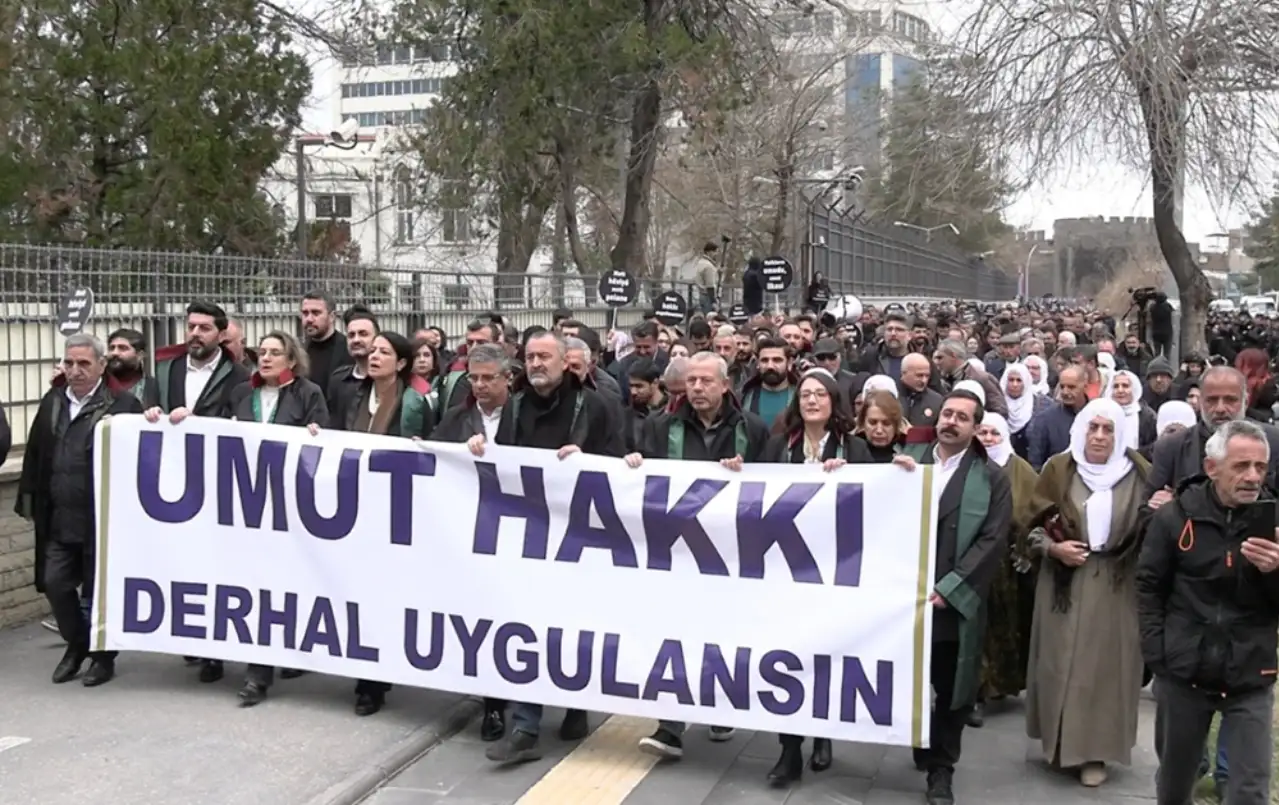ÖHD ve 16 bölge barosundan Diyarbakır’da “umut hakkı” yürüyüşü: AİHM kararları derhal uygulanmalı