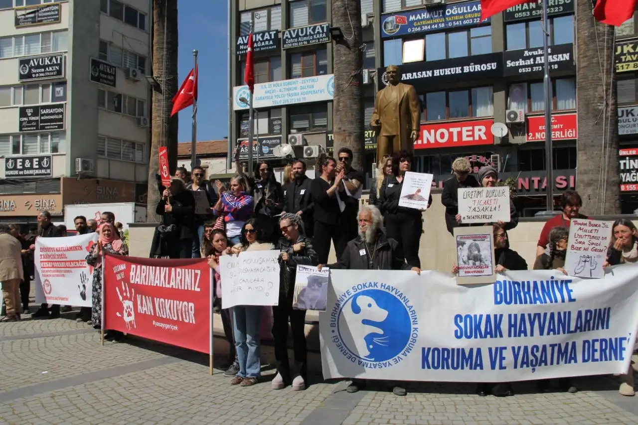 Edremit’te hayvan katliamı protesto edildi