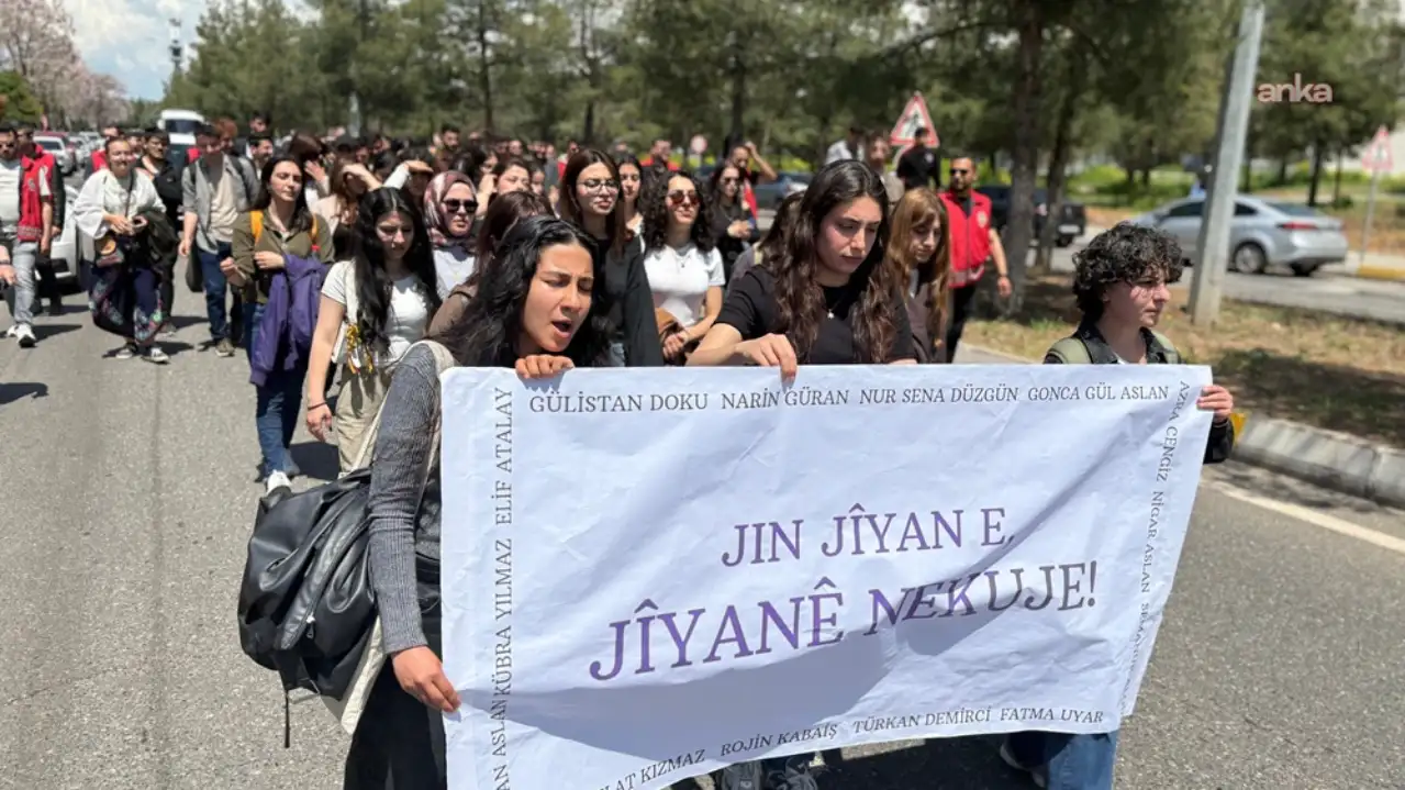 Diyarbakır’da üniversite öğrencileri kadın cinayetlerine karşı yürüdü