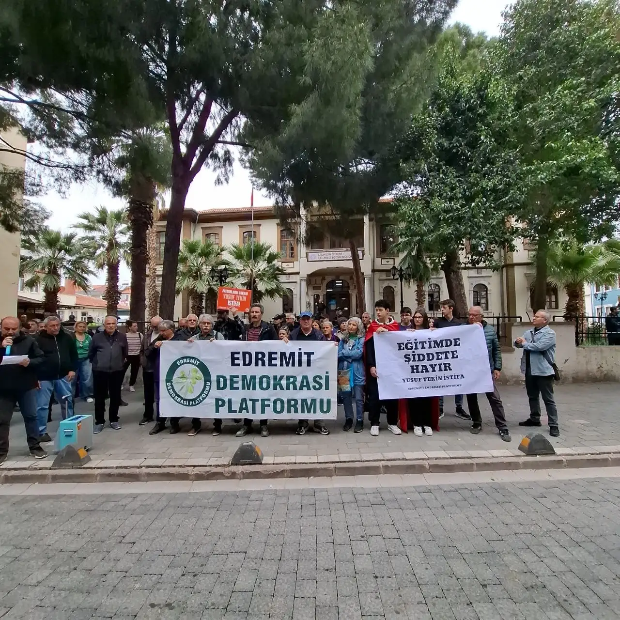 Edremit Demokrasi Platformu'ndan MEB politikalarına ve okullardaki şiddete tepki
