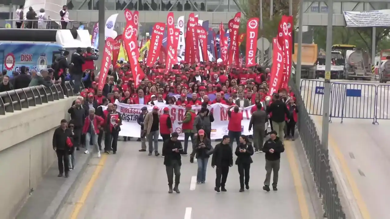 Ankara'da AKM önünde toplanan kortejler yürüyüşe geçti