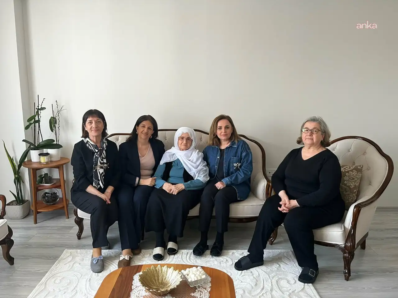 Pervin Buldan, Ayşegül Doğan ve Gülten Kaya, Sırrı Süreyya Önder'in annesini ziyaret etti