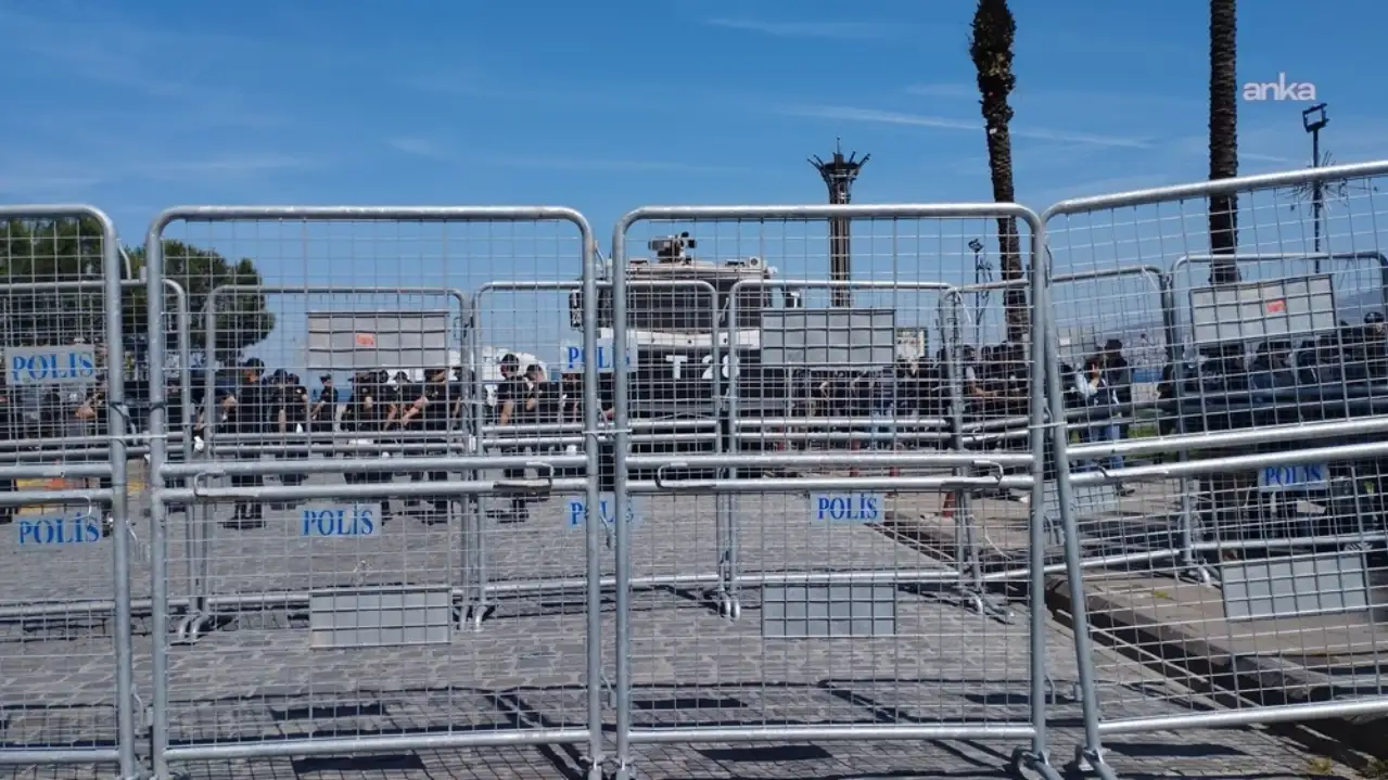 Özgür Özel'in İzmir mitingi için Cumhuriyet Meydanı'na girişine izin verilmiyor