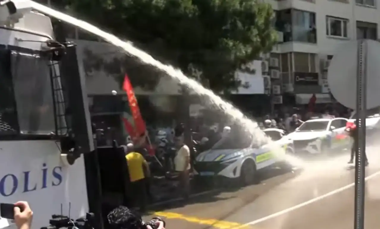İzmir'de polis, Özgür Özel'in miting yapacağı alanda toplanan yurttaşlara TOMA'larla müdahale etti