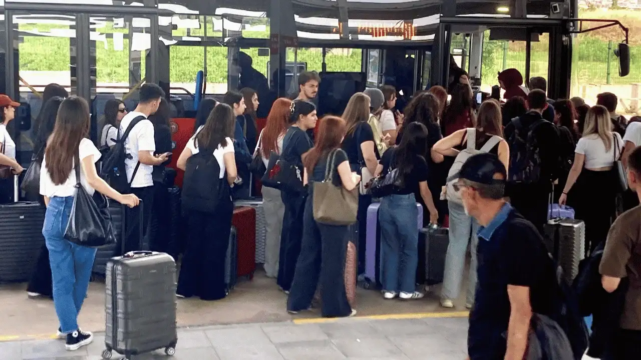 Öğrencilerin tatil dönüşü Manisa'da otobüs kuyruğuna neden oldu
