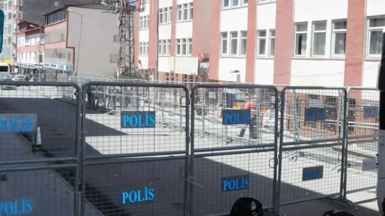 Hakkari Belediyesi'nin bulunduğu cadde kapatıldı