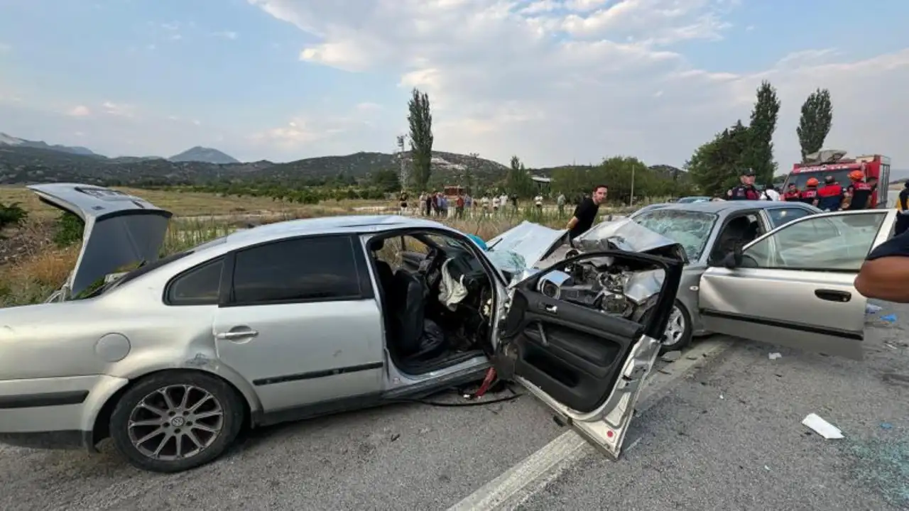 Burdur'da iki otomobil çarpıştı: 1 ölü, 9 yaralı