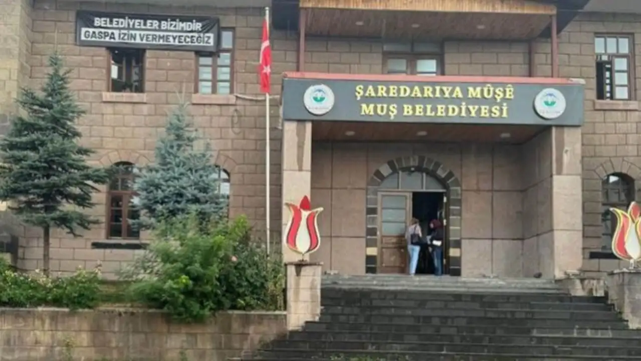 Muş Belediyesi’ne Kürtçe tabela asıldı