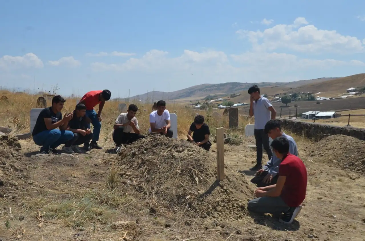 Muş'ta baraj gölünde boğulan 5 kişi toprağa verildi