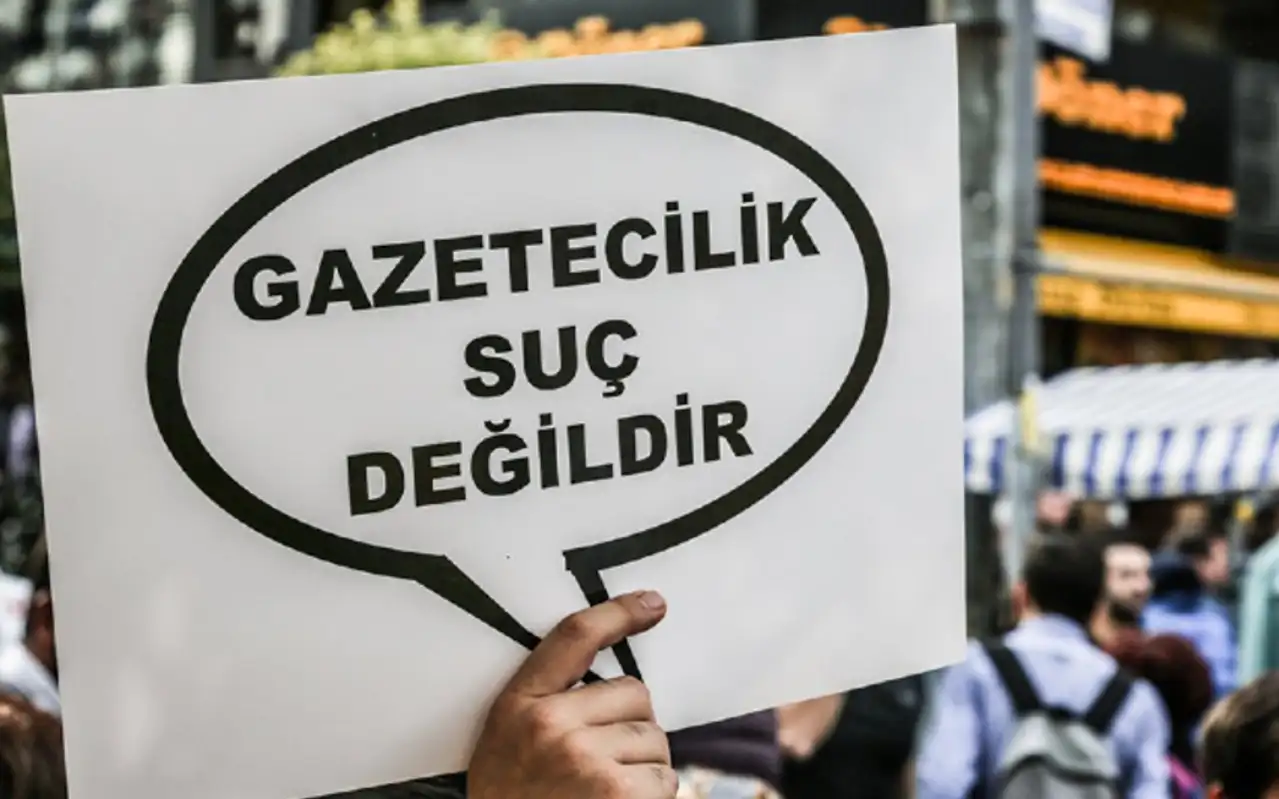 Tutuklu gazeteciler için Taksim'de buluşma çağrısı: Gazetecilik suç değildir