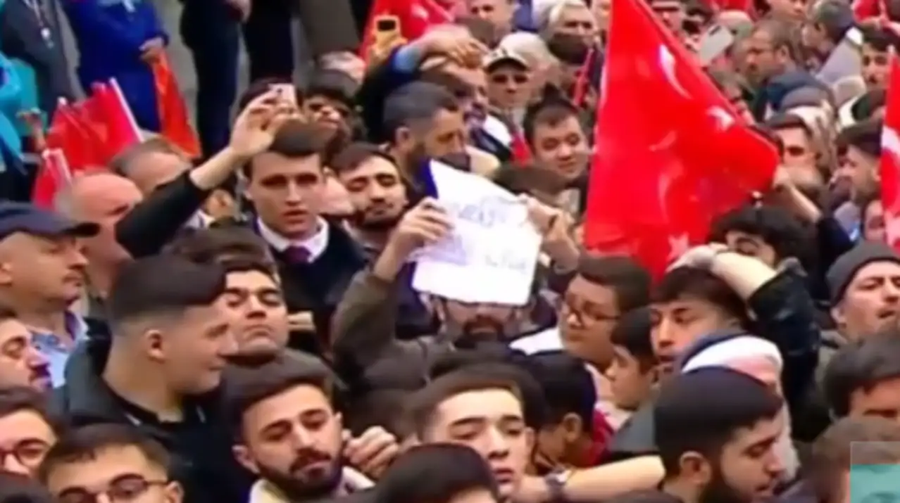 Erdoğan konuşurken "AK Parti sebep enflasyon sonuçtur" yazısı gösteren tekstil işçisinin tutukluluğuna itiraz reddedildi