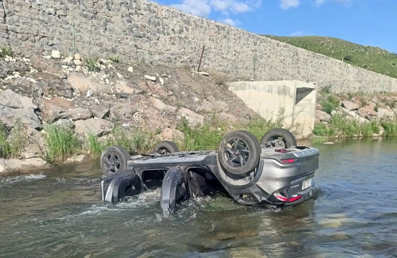 Erzurum'da dereye yuvarlanan otomobildeki 3 hayatını kaybetti