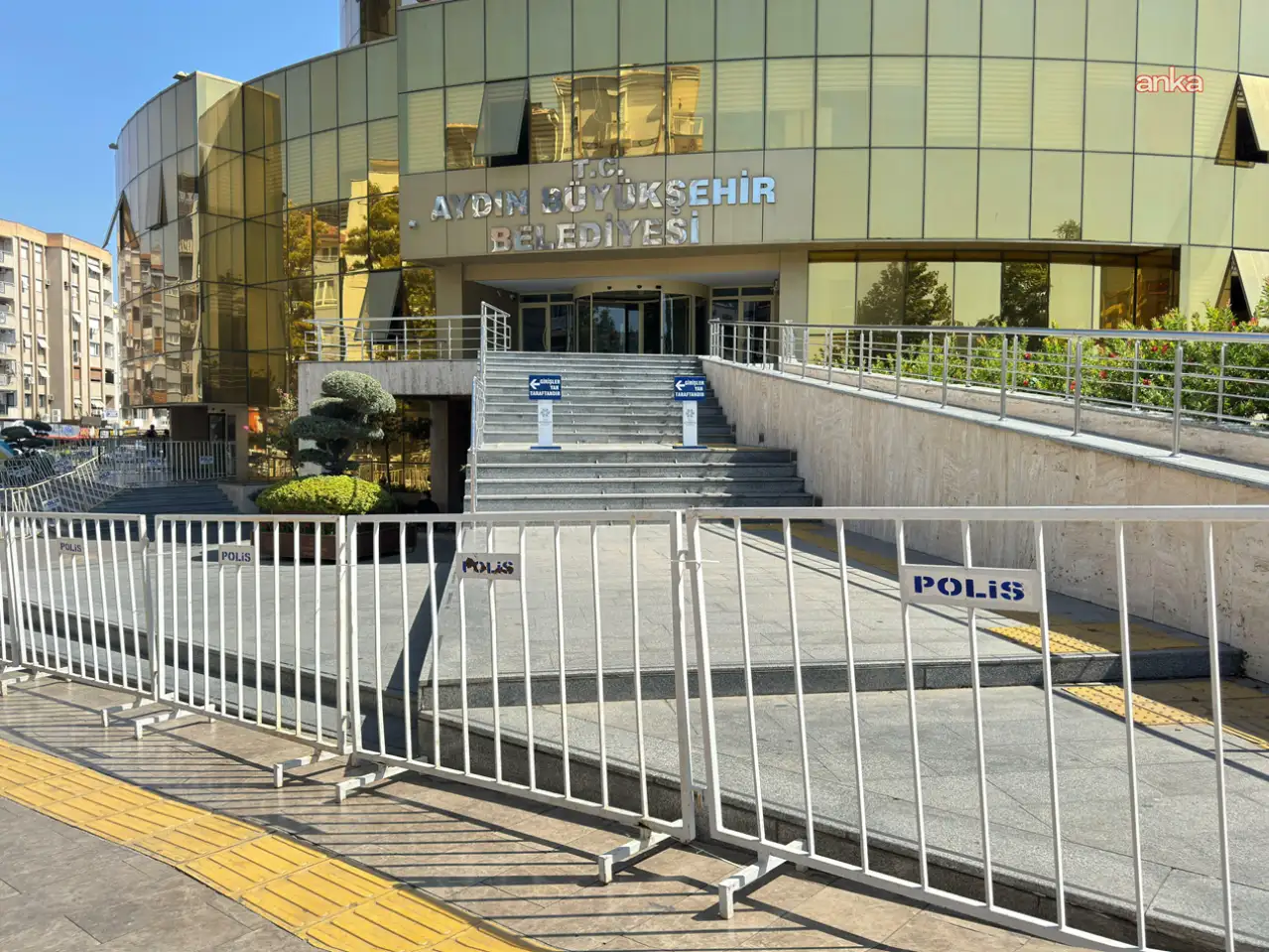 Aydın Büyükşehir Meclisi öncesi bariyerli güvenlik önlemi