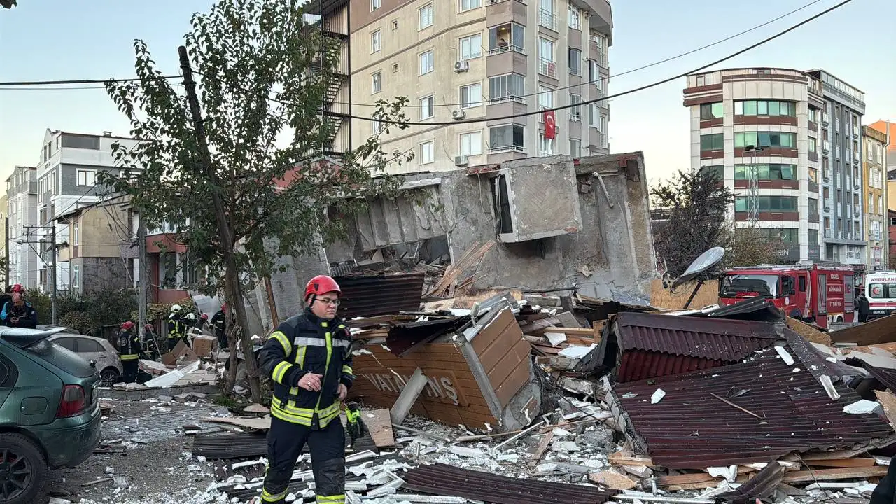 Kocaeli'nin Gebze ilçesinde çöken binada 2 kişinin cansız bedenine ulaşıldı