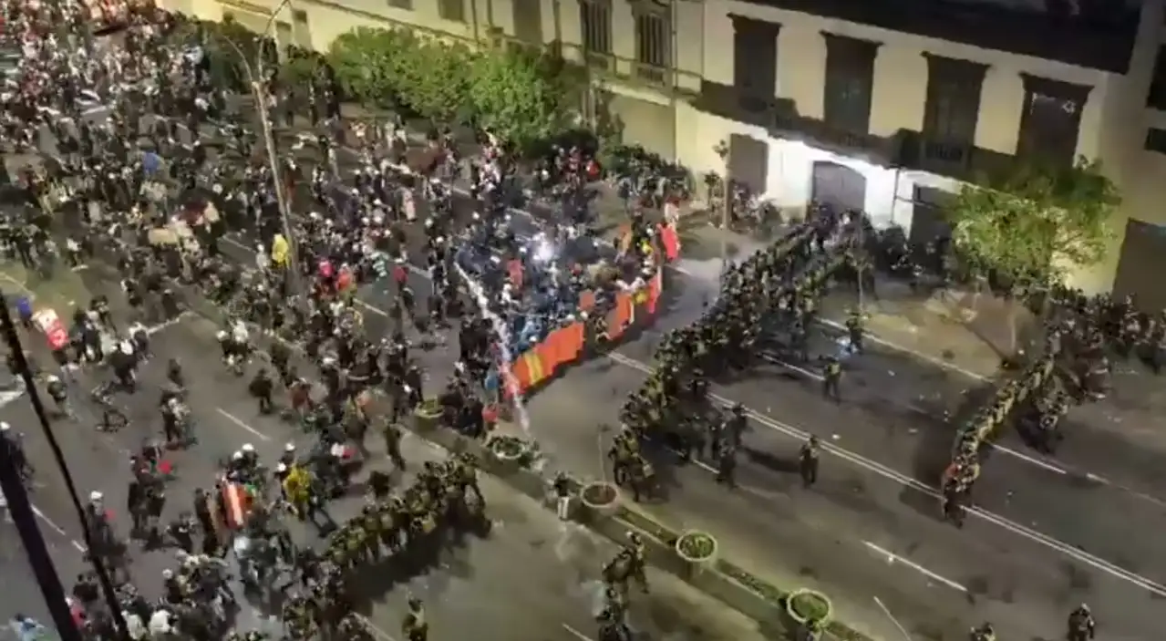 Peru'da hükümet karşıtı protestolarda polisle çatışma