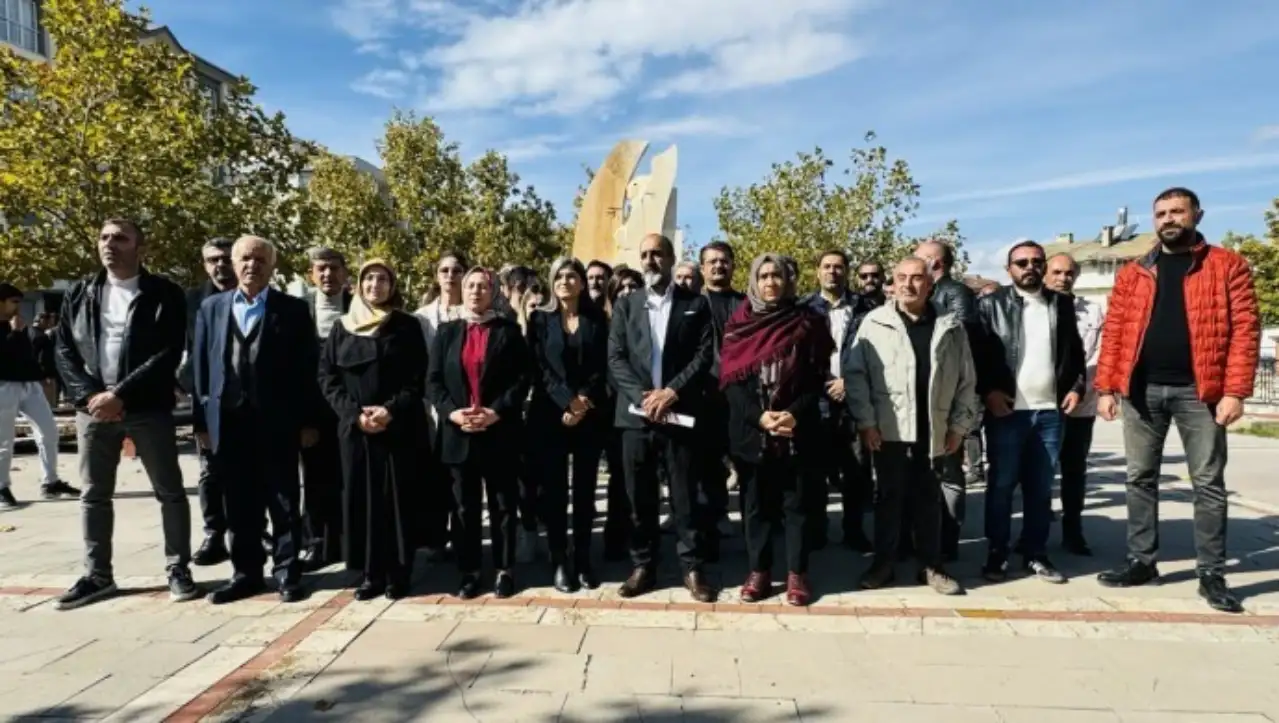 Van depreminde yaşamını yitirenler 14'üncü yılda anıldı: Rant değil bilim esas alınsın