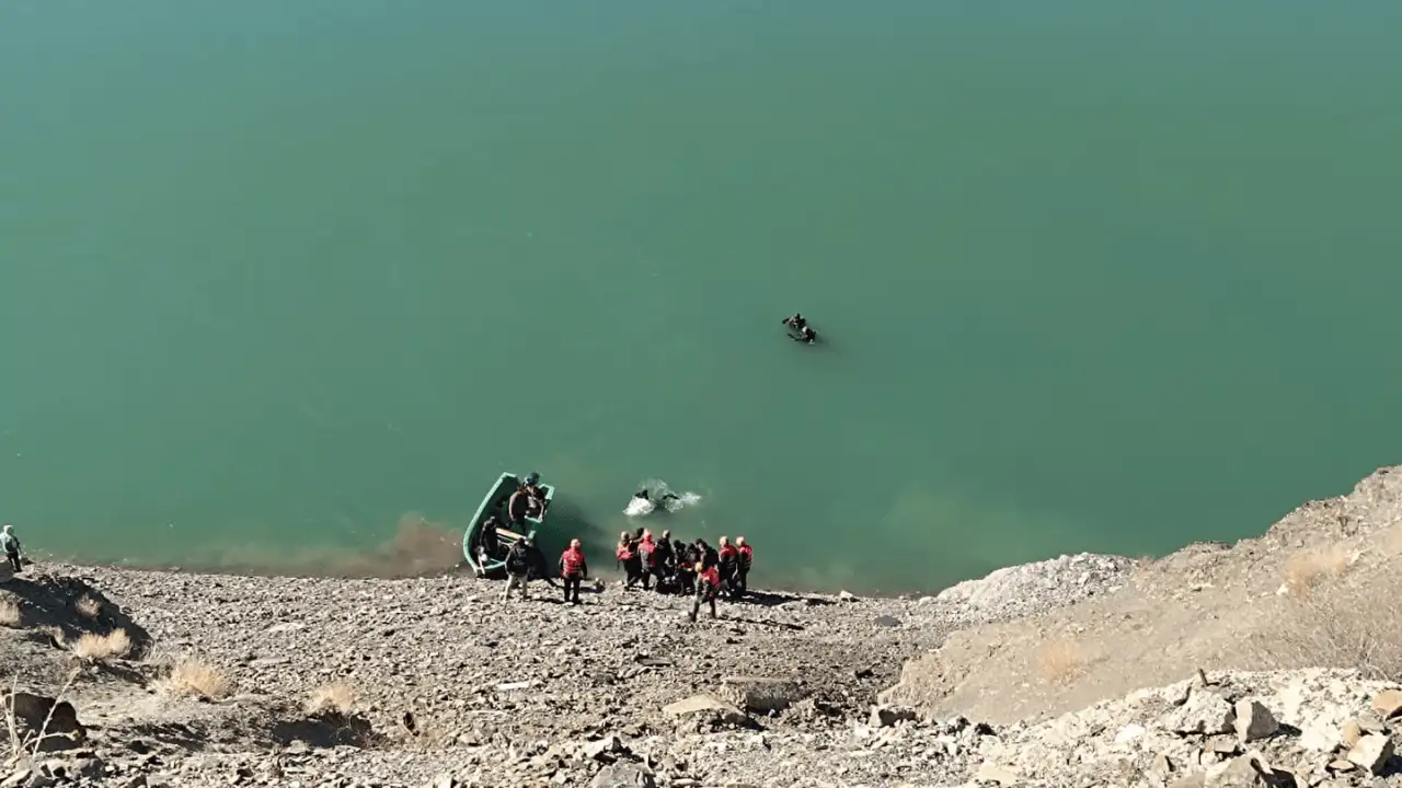 Van'da otomobil baraja uçtu: Araçtaki 2 kişi hayatını kaybetti, 1 kişi ise kayıp