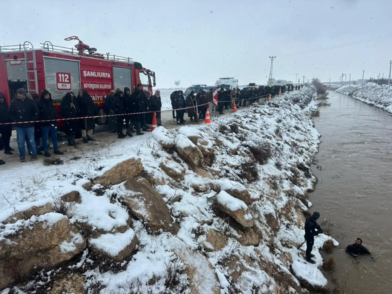 Şanlıurfa'da sulama kanalına düşen otomobildeki 4 kişiyi arama çalışmaları sürüyor