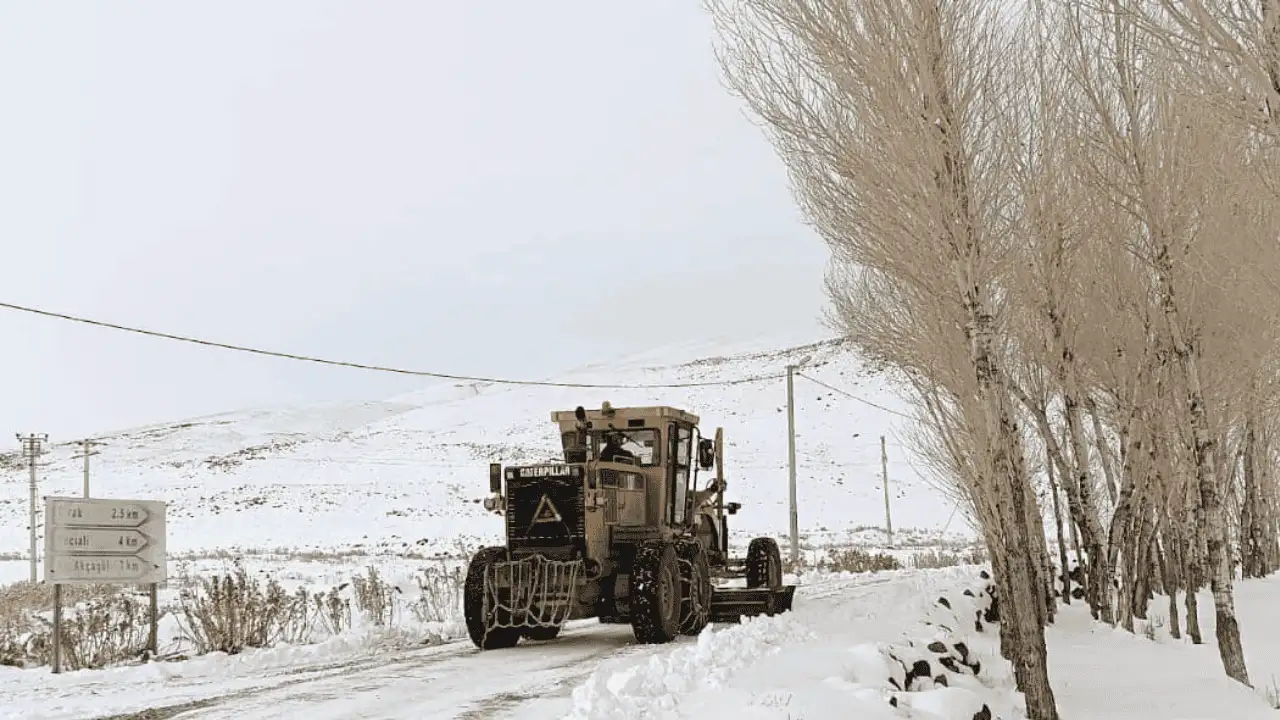 Van'da kar ulaşımı olumsuz etkiledi: Uçak seferleri iptal, 569 yerleşim yerine ulaşılamıyor