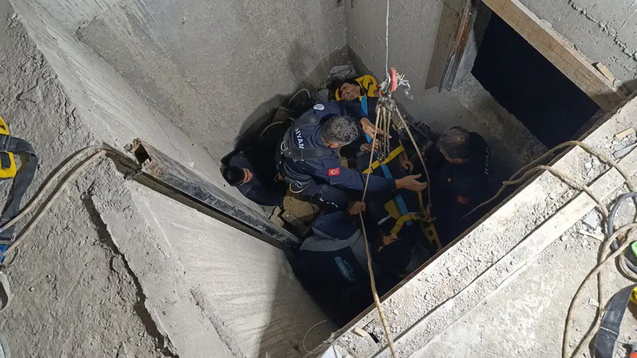 Adıyaman'da inşaat boşluğuna düşen iki işçi itfaiye ekiplerince kurtarıldı