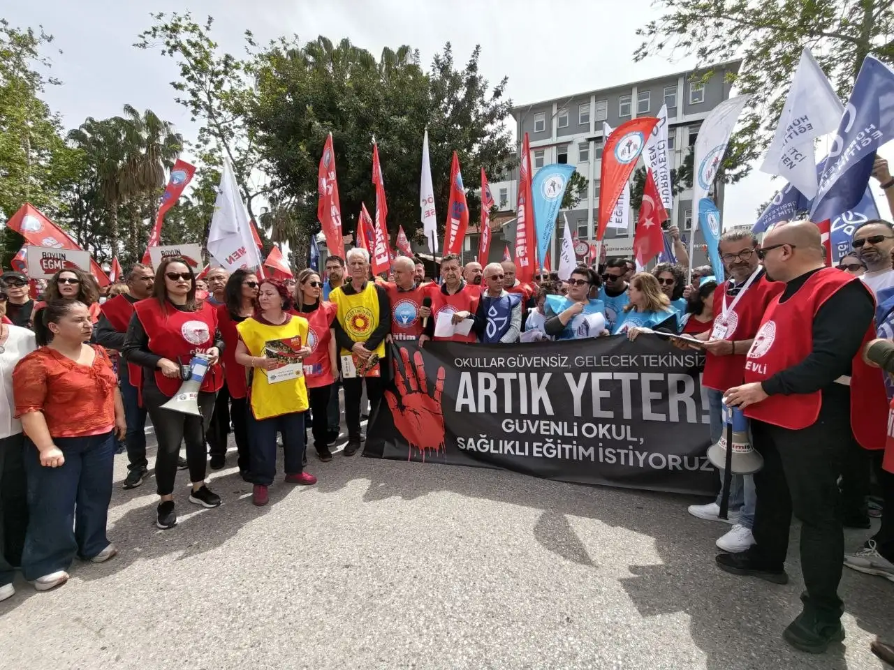 Antalya'da eğitim sendikalarından okullardaki şiddete karşı iş bırakma eylemi
