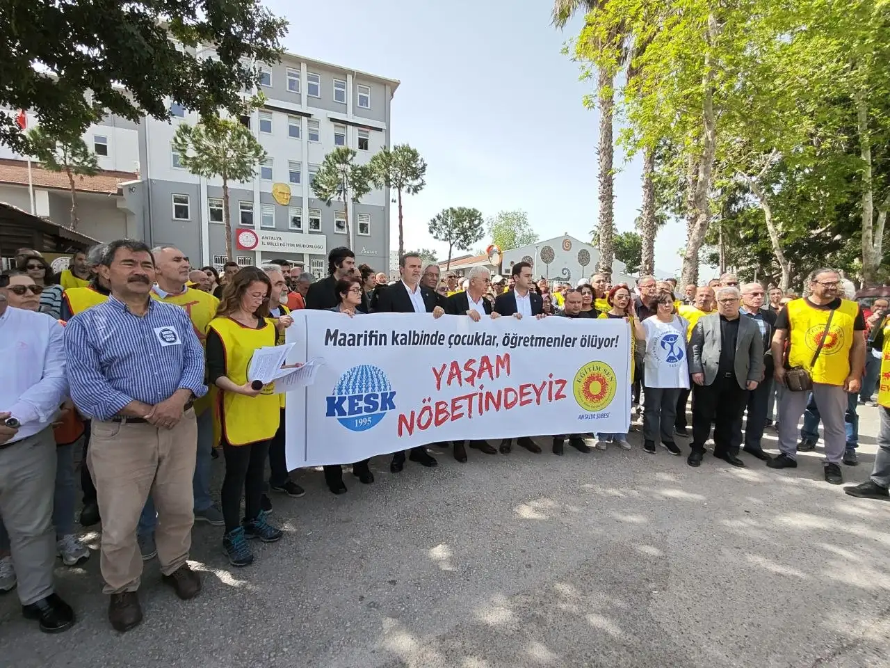 Antalya’da “yaşam nöbeti”: Eğitim-Sen’den Yusuf Tekin’e istifa çağrısı