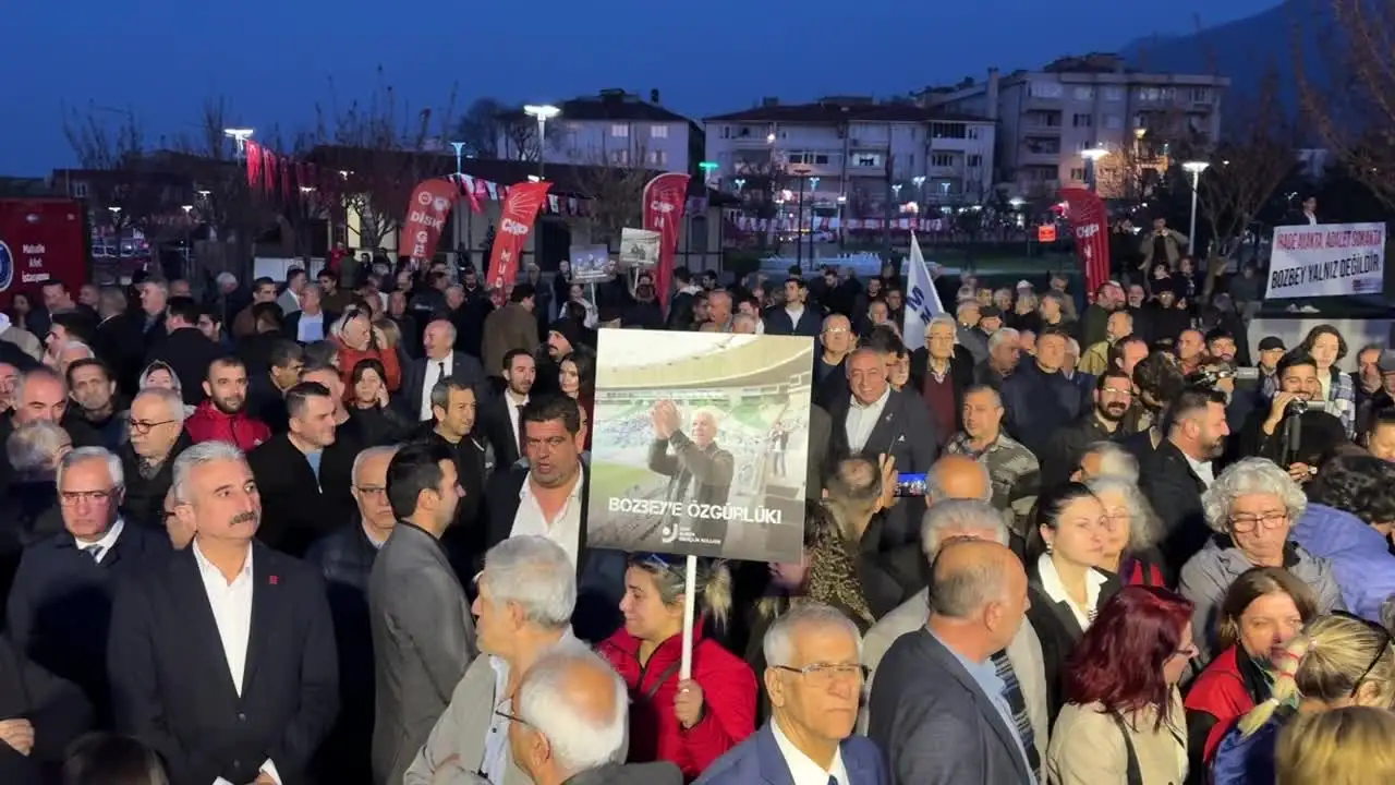 CHP'lilerden Bursa Büyükşehir Belediyesi önünde Mustafa Bozbey eylemi