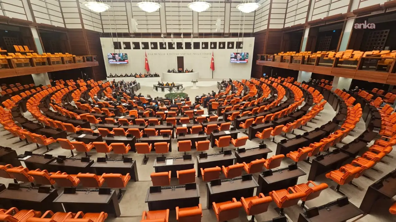 Meclis'te "mutlak butlan" gerginliği: CHP'liler sıralara vurarak protesto etti