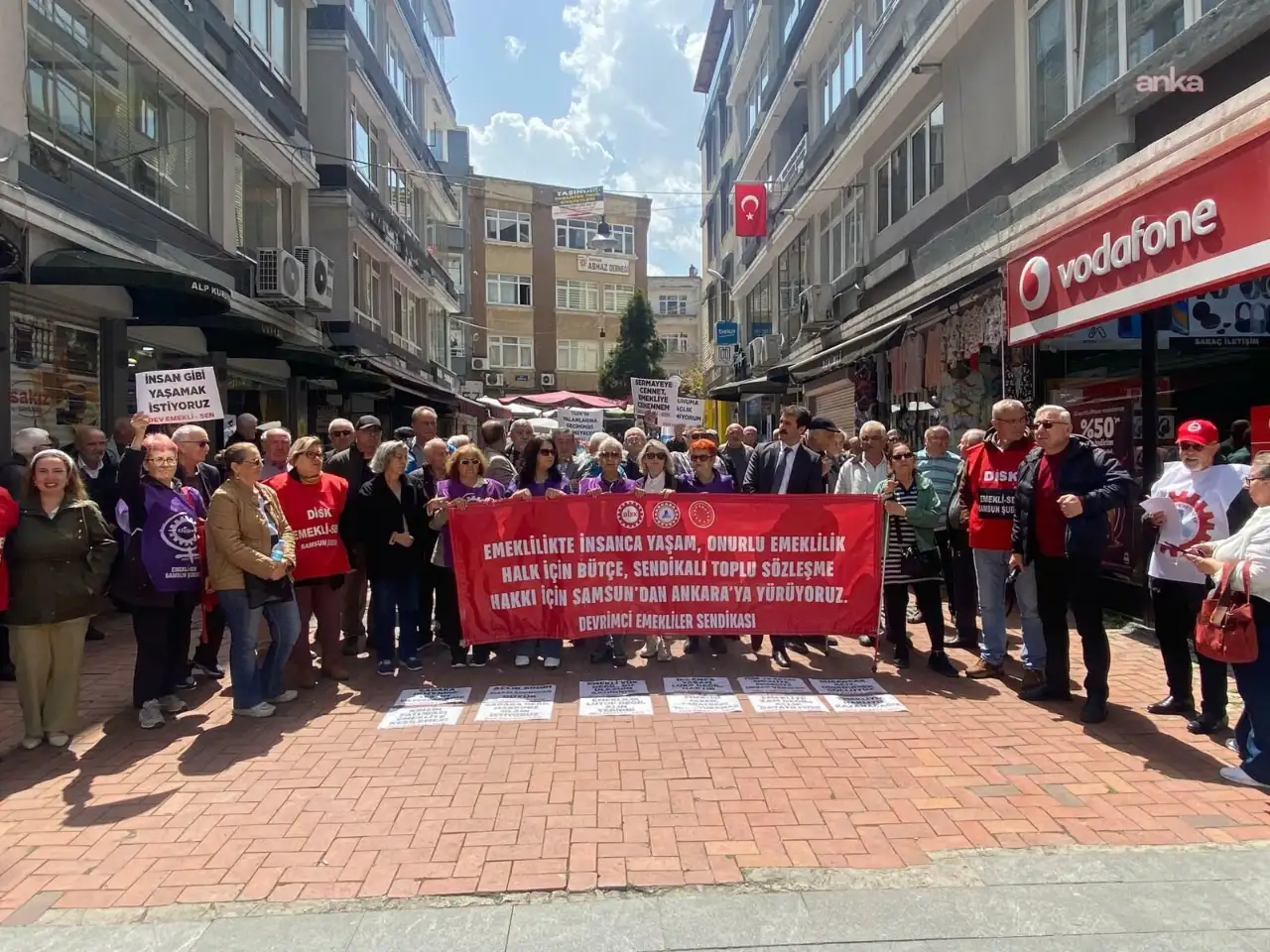 Emekliler Samsun'da bayram ikramiyesini protesto etti