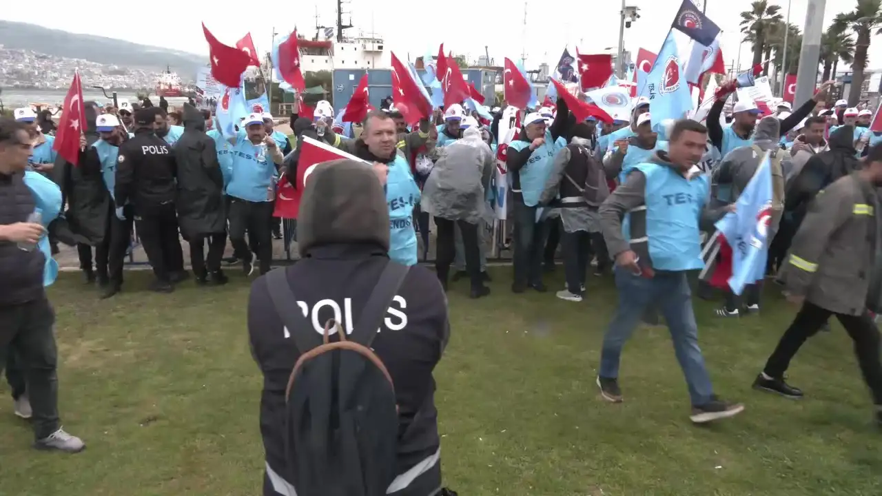 İzmir'de 1 Mayıs: Emekçiler Gündoğdu Meydanı'nı doldurdu