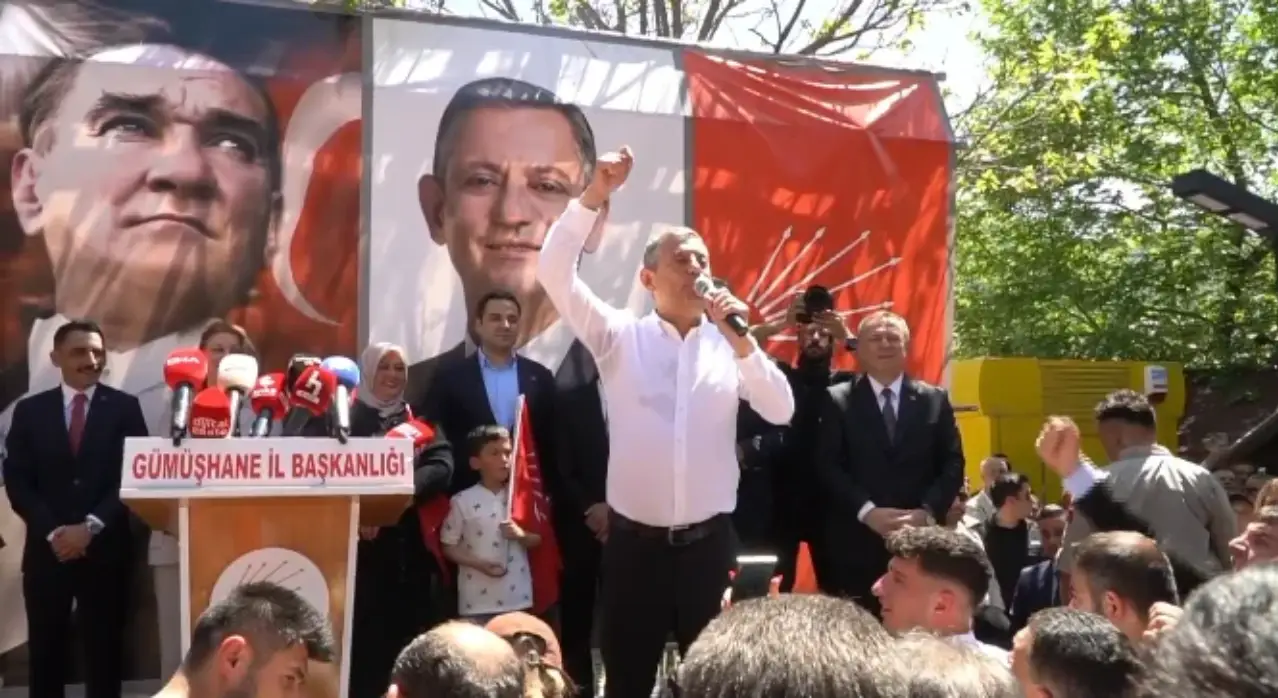 Özgür Özel Gümüşhane'nin Tekke beldesinde halk buluşmasına katıldı