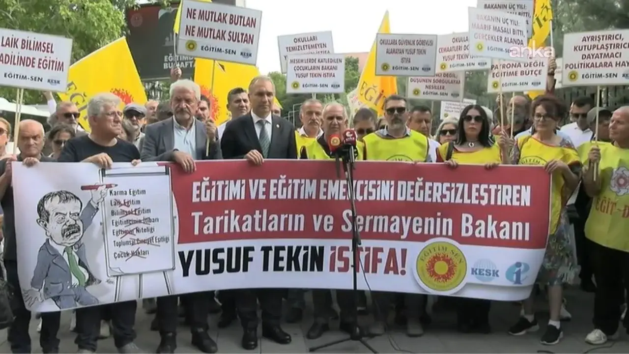 Eğitim-Sen MEB önünde Bakan Yusuf Tekin'i istifaya çağırdı