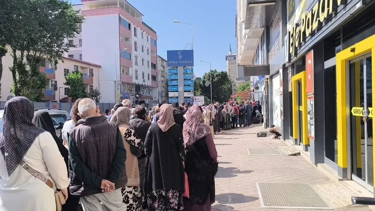 Iğdır'da Halk Bankası önünde sosyal yardım için uzun kuyruklar oluştu