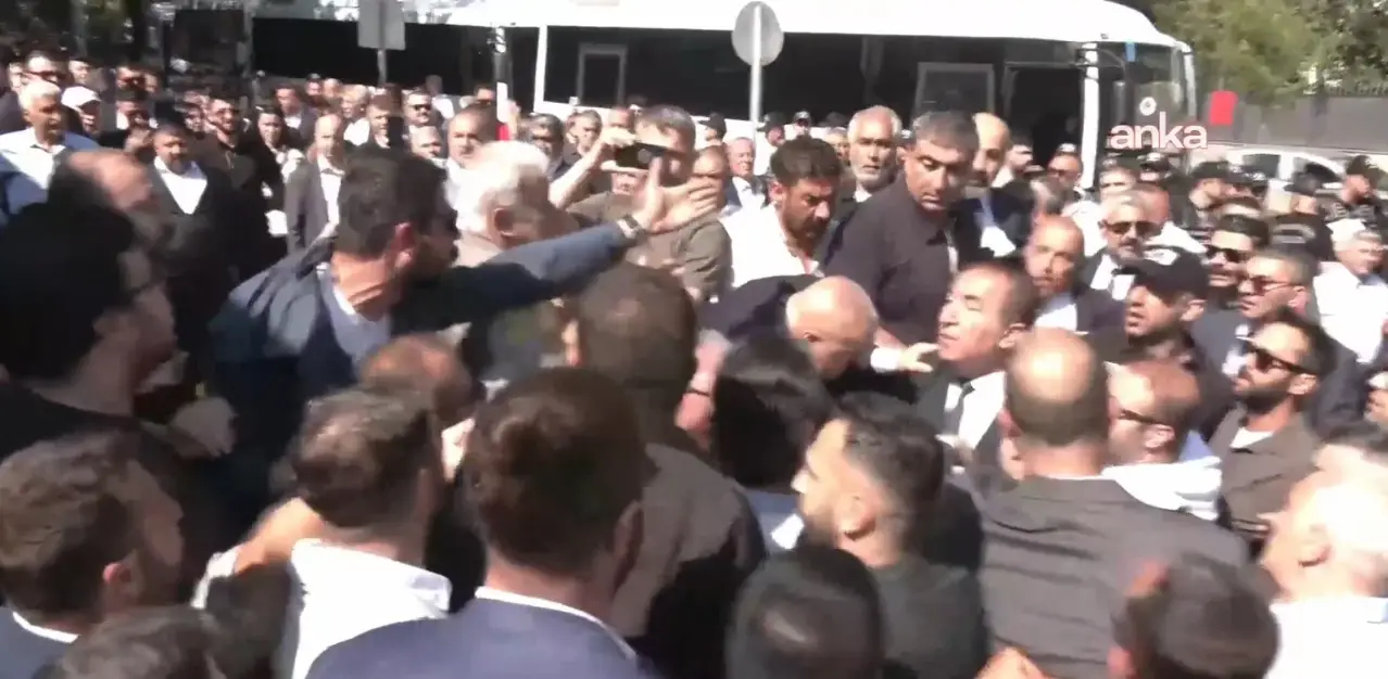 CHP grup toplantısı öncesi gerginlik: Milletvekilleri grup salonunda CHP'li yurttaşlar Meclis önünde bekliyor