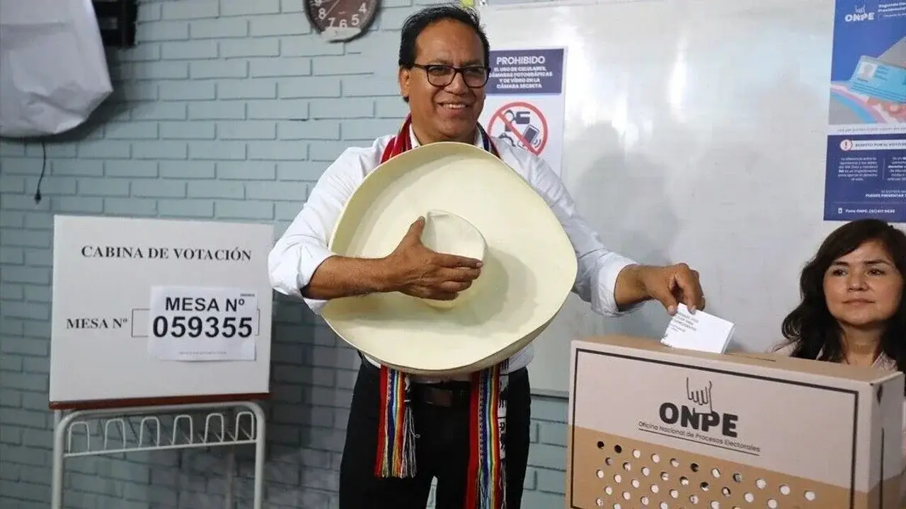 Peru'da devlet başkanı seçiminde solcu aday Roberto Sanchez öne geçti