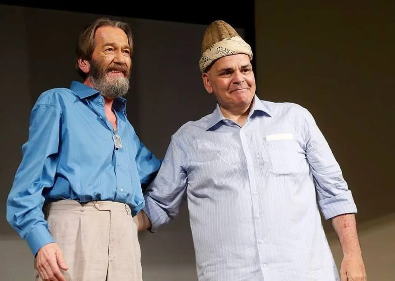 SES 1885 TİYATROSU VE KAVUK
1989'da Kel Hasan Efendi'den günümüze gelen Ortaoyuncuları Kavuğu’nu Münir Özkul'dan devraldı. Tarihî Ses Opereti'ni onardı ve Ses 1885 adıyla açtı. Ortaoyuncular halen bu tarihi tiyatroda faaliyetlerini sürdürüyor. Tiyatro, sinema ve televizyon çalışmalarına devam eden; kitaplarıyla ses getiren Ferhan Şensoy üretkenliğini 1990’lar boyunca da sürdürdü. Bu çalışmalarıyla pek çok ödüle layık görüldü.