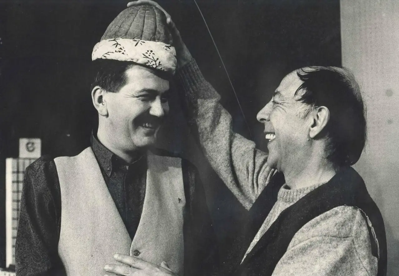 ‘KAVUK’UN SAHİBİ
26 Şubat 1951’de Samsun’un Çarşamba ilçesinde doğan Ferhan Şensoy tiyatro, sinema ve televizyon oyunculuğunun yanı sıra; roman, deneme, günlük, televizyon dizisi ve film senaryoları ile şiirler yazdı. Tek kişilik oyunu Ferhangi Şeyler ile 1987 yılından bu yana kesintisiz sahnede olan ve binlerce kez sahne alan Ferhan Şensoy, Kel Hasan Efendi'den günümüze gelen Ortaoyuncuları Kavuğu'nu Münir Özkul'dan devralarak, uzun yıllar başarıyla taşımıştı.