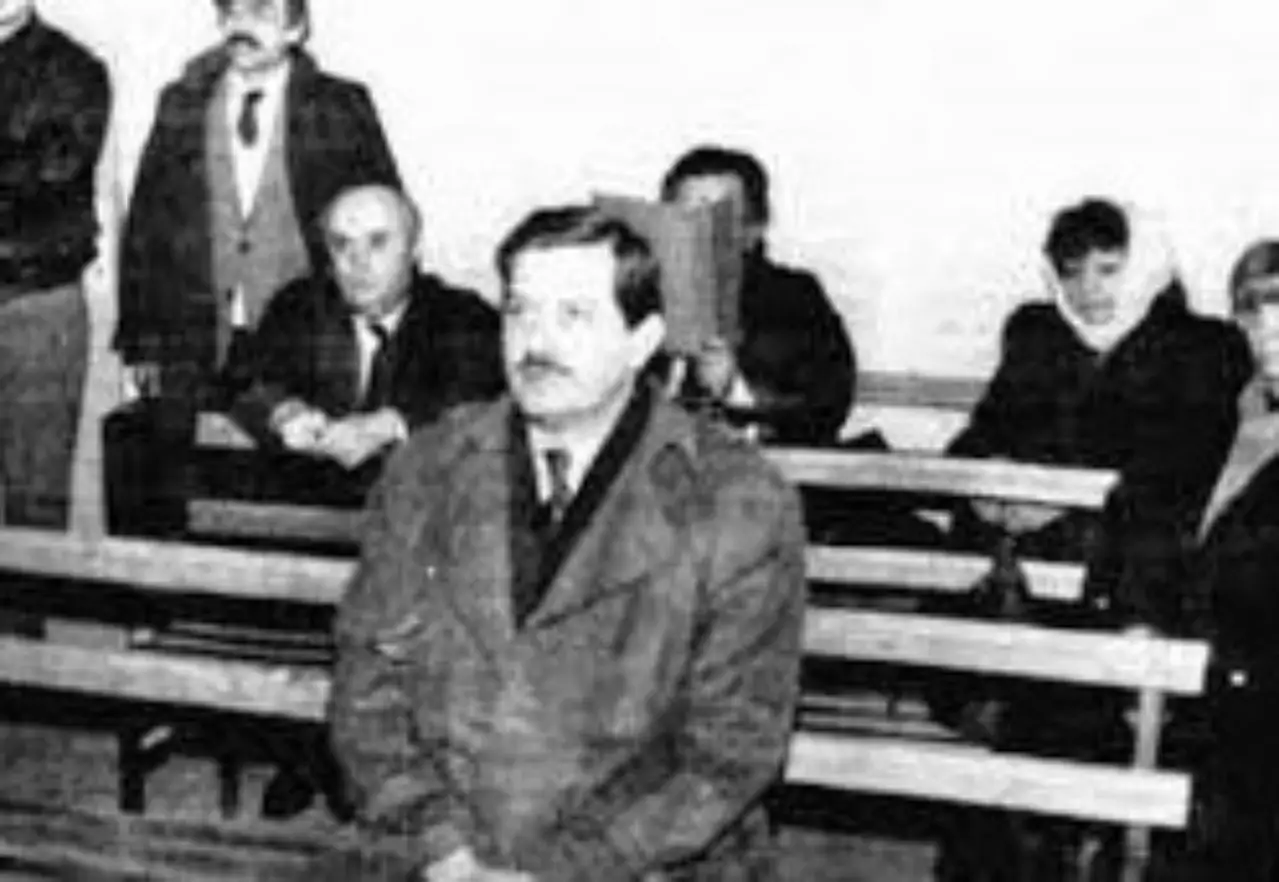 ŞAN TİYATROSU YANGINI
1986'da yazıp yönettiği “Muzır Müzikal” adlı müzikal büyük tepki aldı. 1987 günü oyunun 77. gösterisinden sonra sahnelendiği Şan Tiyatrosu şüpheli bir biçimde yandı. Oyun yüzünden mahkemeye verilen Şensoy, 21 gün hapis cezasına çarptırıldı. Muzır Müzikal’i tek kişilik bir gösteri olan Ferhangi Şeyler izledi. TRT’deki “Varsayalım İsmail” dizisi ile “Doruktakiler” ödülünün sahibi oldu. İstanbul Şehir Tiyatroları’da da oyunlar yöneten ve Ortaoyuncular ile çalışmalarını sürdüren Şensoy, oyuncu Derya Baykal ile evlendi.