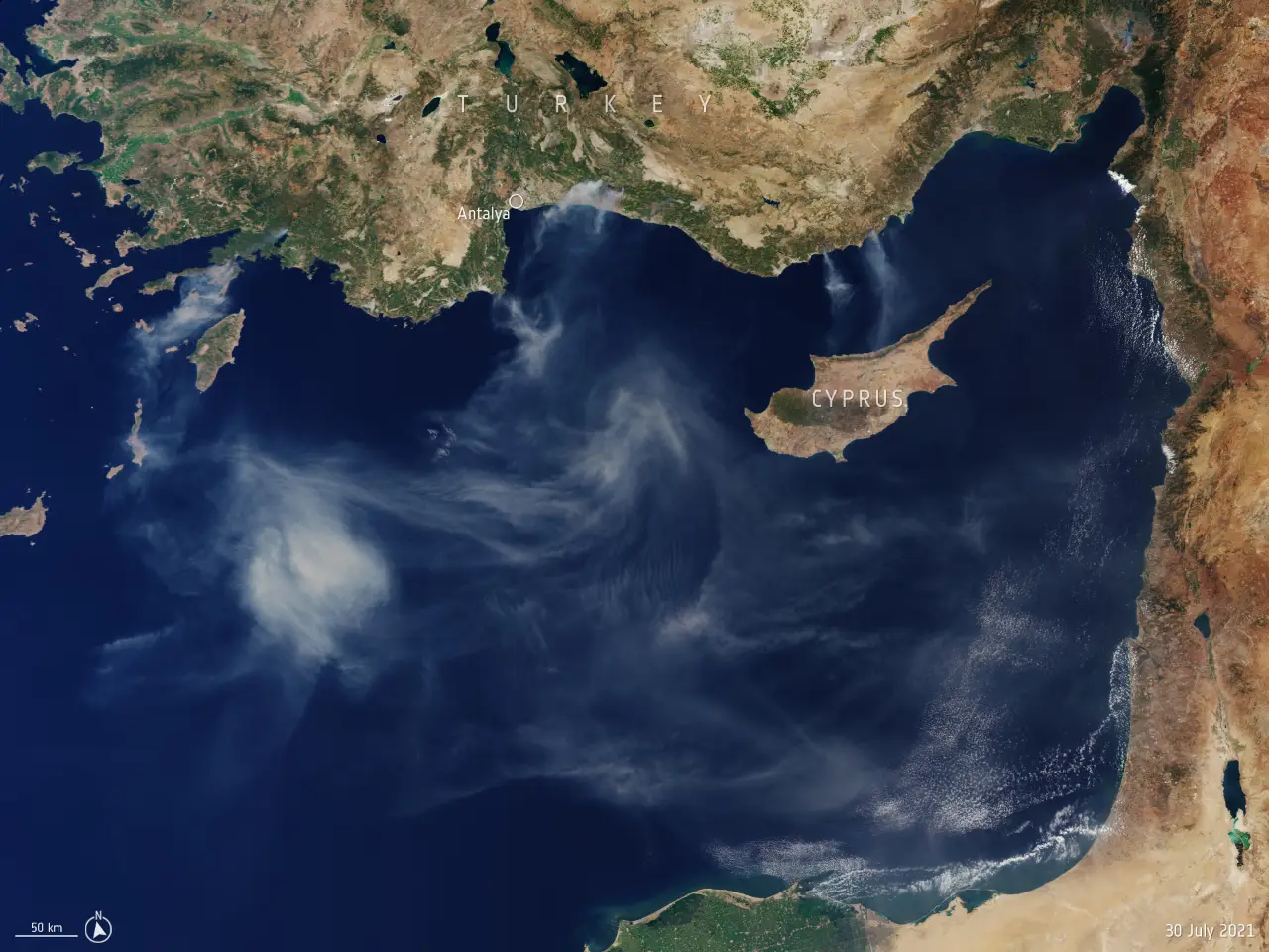 Avrupa Birliği'nin DEFIS uydusu tarafından çekilen görüntüde Mersin'den Kıbrıs'a ve Antalya'dan Akdeniz'e doğru dumanların yükseldiği görüldü.