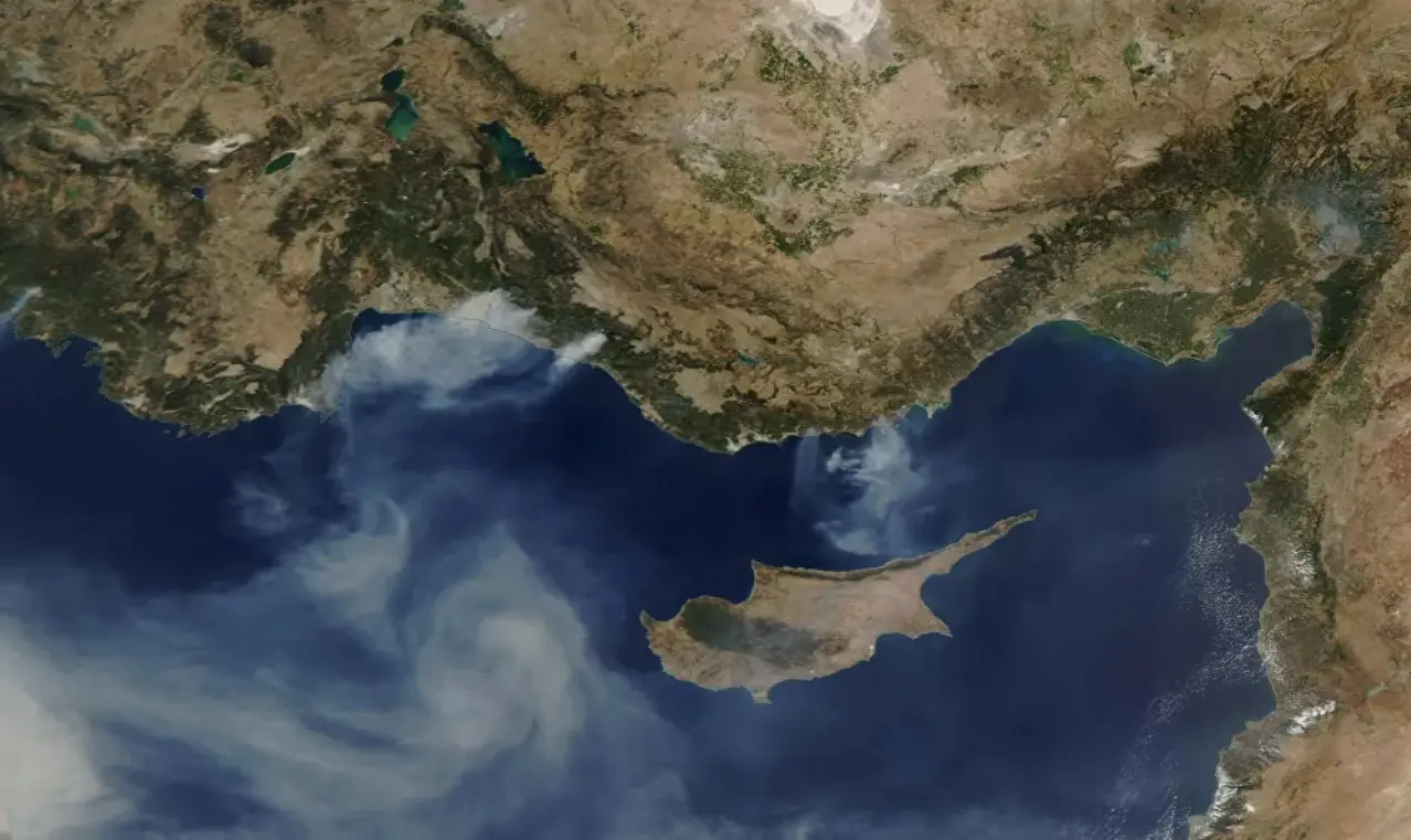 Avrupa Birliği'nin DEFIS uydusu tarafından çekilen görüntüde Mersin'den Kıbrıs'a ve Antalya'dan Akdeniz'e doğru dumanların yükseldiği görüldü.