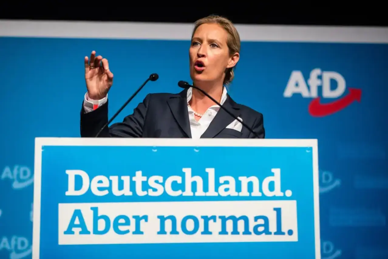 IRKÇI AfD OY KAYBETTİ
Göçmen karşıtı, aşırı sağcı Almanya için Alternatif (AfD) ilk girdiği seçimlere göre oy kaybetti ve yüzde 10,3'te kaldı. Bir önceki seçimde 3. parti olan AfD, 5. sıraya geriledi. Buna karşın özellikle eski Doğu Almanya kentlerinde pek çok şehirde birinci parti olarak çıkmayı başardı. AfD, hiçbir partinin koalisyon hesapları içinde yer almıyor.