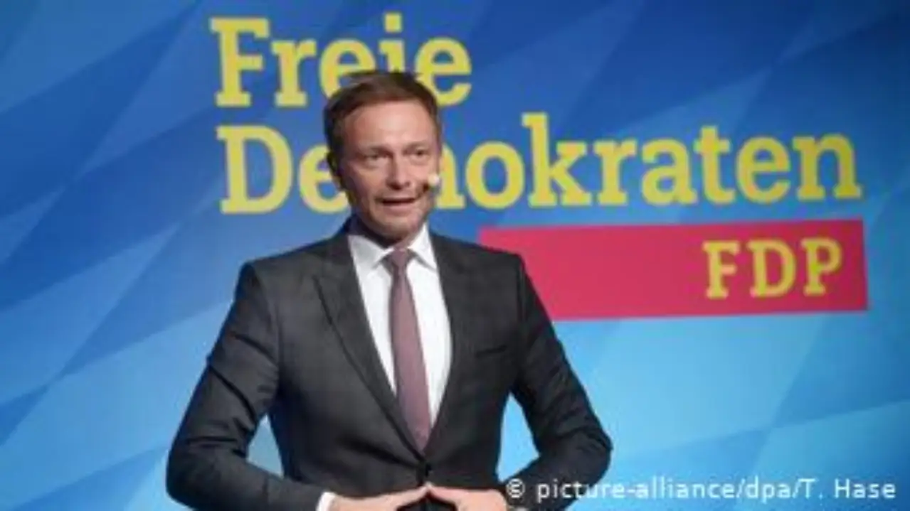 LİBERALLER OY ARTIRDI
Hristiyan Demokratlar'ın düşüşü, liberal FDP'nin de oylarını artırmasını sağladı. Hür Demokrat Parti (FDP) yüzde 11,5 oy oranına ulaşarak; 0,8 puanlık bir artış yakaladı. Bu oy oranı FDP'yi koalisyon pazarlıklarının anahtar partisi konumuna taşıdı. FDP'nin koalisyondaki ilk tercihinin CDU/CSU olduğu biliniyor.