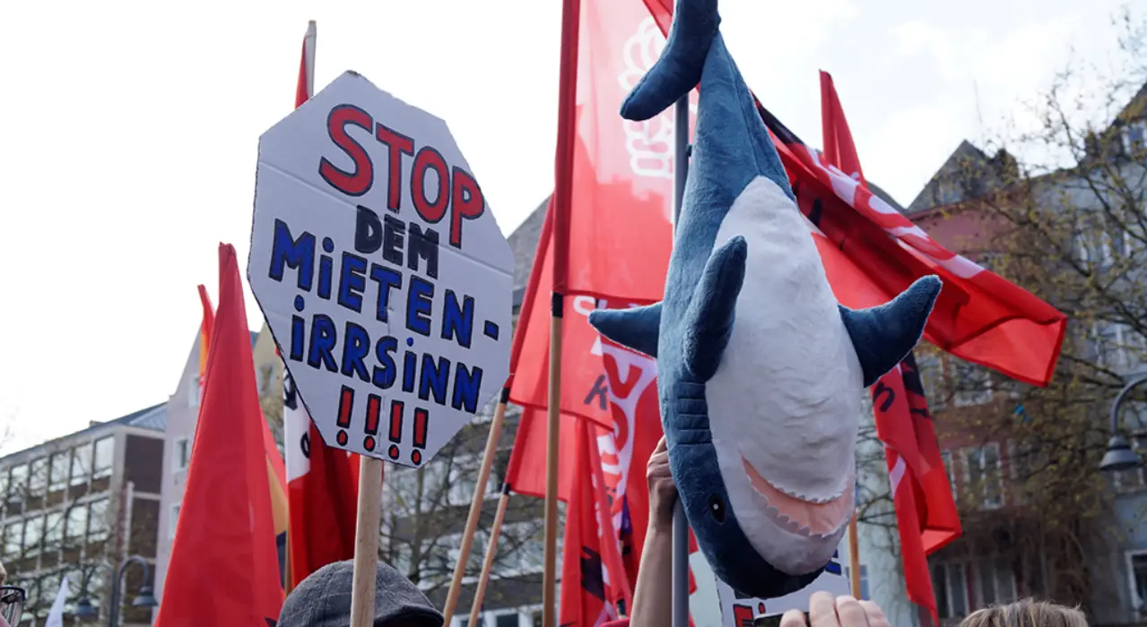 KİRACILARIN REFERANDUM ZAFERİ
Almanya genel seçimleri ile birlikte başkent Berlin'de kiracı hareketinin "kamulaştırma" zaferi yaşandı. Almanya'nın başkentinde yapılan referandumdan "Evet" çıktı. Buna göre; emlak şirketlerinin elindeki 250 bine yakın konut kamulaştırılacak.