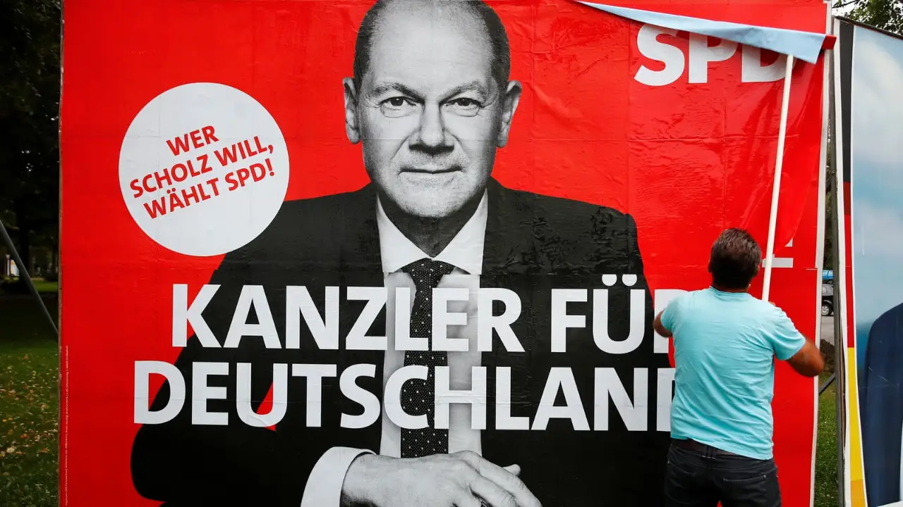 SPD YENİDEN
Uzun yıllardır yaşadığı düşüşü sonunda durdurdu, Başbakan adayı Olaf Scholz ile oylarını 5 puan kadar artırdı; birinci parti oldu. Olaf Scholz'un partisini aşan bir popülerliği sahip olduğu ifade ediliyor. Yeşiller ile sorunsuz bir işbirliği öngören Scholz'un şimdiki sınavı koalisyon için liberal FDP'yi ikna etmek. Aksi halde seçenek olarak yine SPD-CDU/CSU geniş koalisyonu kalıyor.