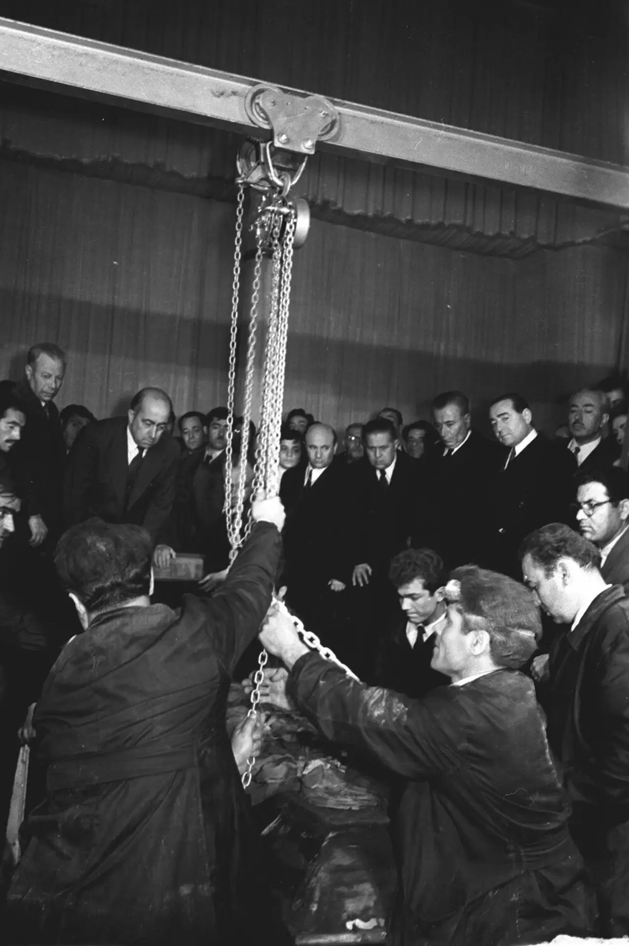 4 Kasım 1953 - Atatürk'ün naaşı Anıtkabir'e götürülmek üzere Etnoğrafya Müzesi'ndeki geçici kabrinden çıkarıldı.
İşlem sırasında (arkada sağdan sola) Ankara Belediye Başkanı Atıf Benderlioğlu, Başbakan Adnan Menderes, TBMM Başkanı Refik Koraltan, Cumhurbaşkanı Genel Sekreteri Nurullah Tolon ve Ankara Valisi Kemal Aygün de hazır bulundu.