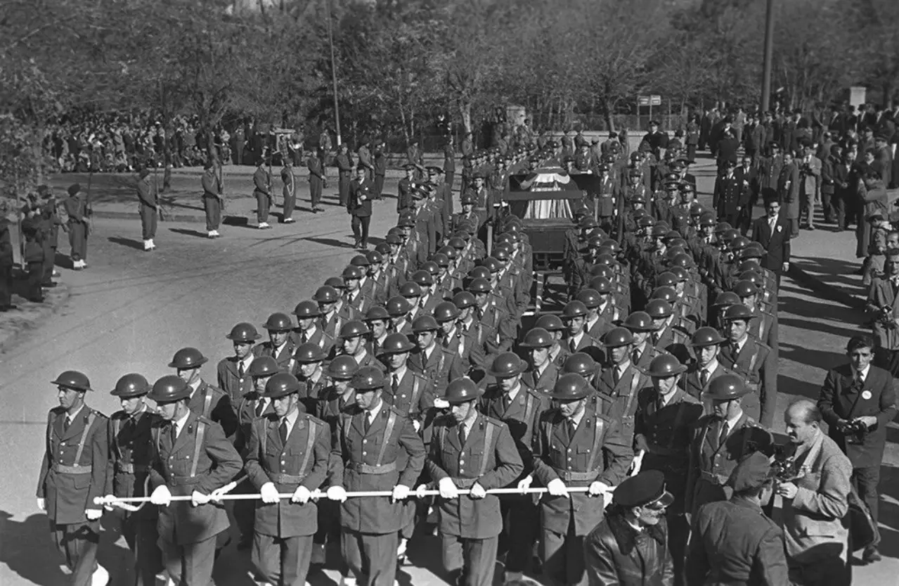 10 Kasım 1953'te Etnoğrafya Müzesi'nden Anıtkabir'e nakli sırasında 136 asteğmenin çektiği top arabası.